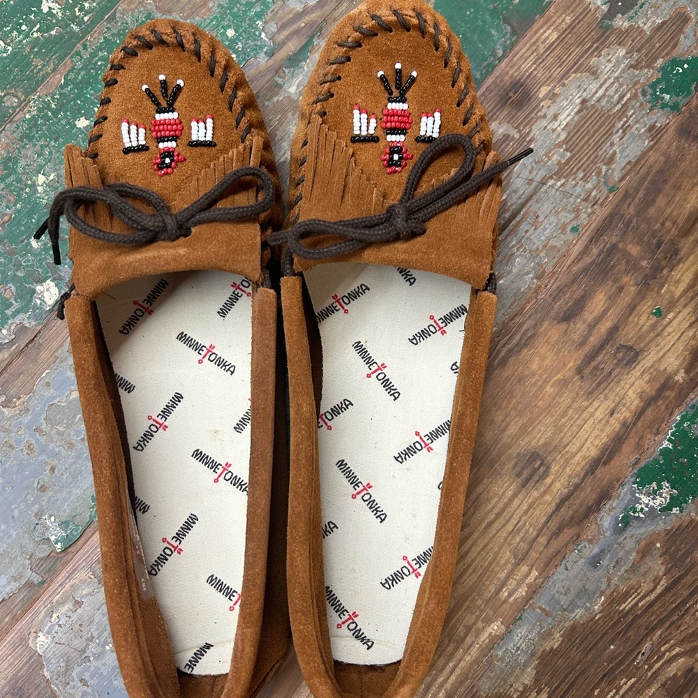 New in Box Minnetonka Brown Suede Thunderbird beaded Moccasins Women Size 11